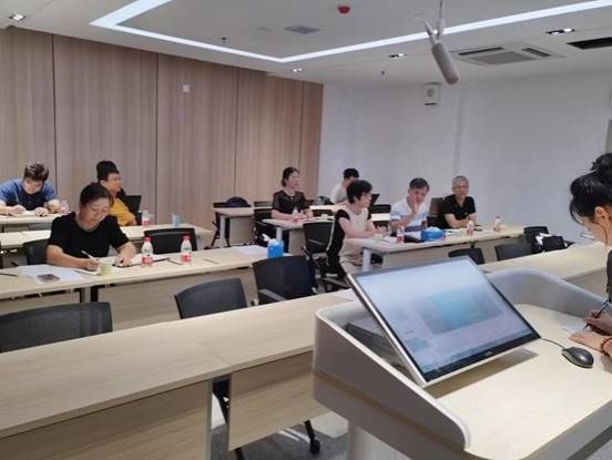 说明: 书记邓秀成,院长苏婷